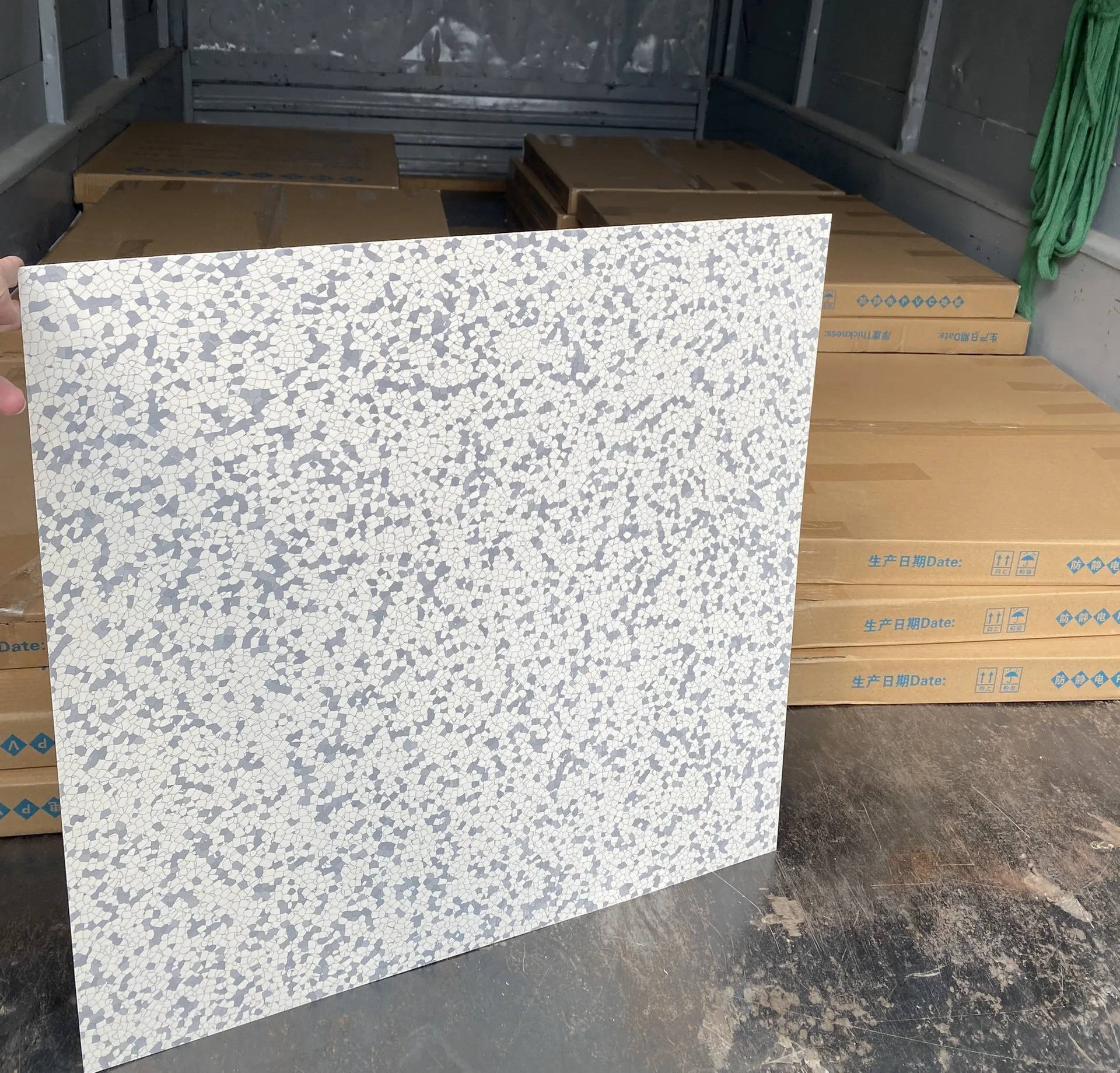 san-vinyl-chong-tinh-dien-la-gi