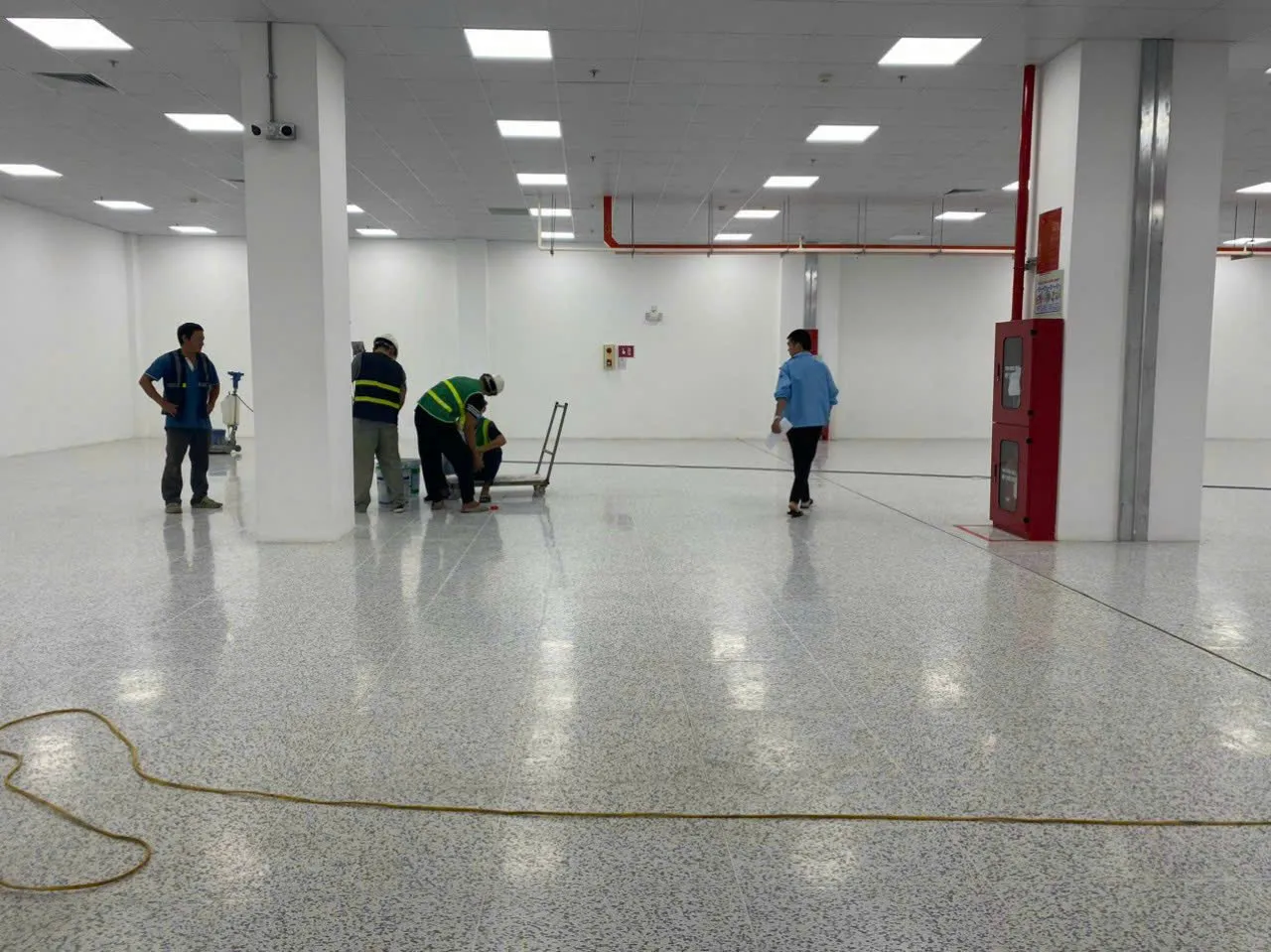 quy-trinh-thi-cong-san-vinyl-chong-tinh-dien-chuan-quoc-te